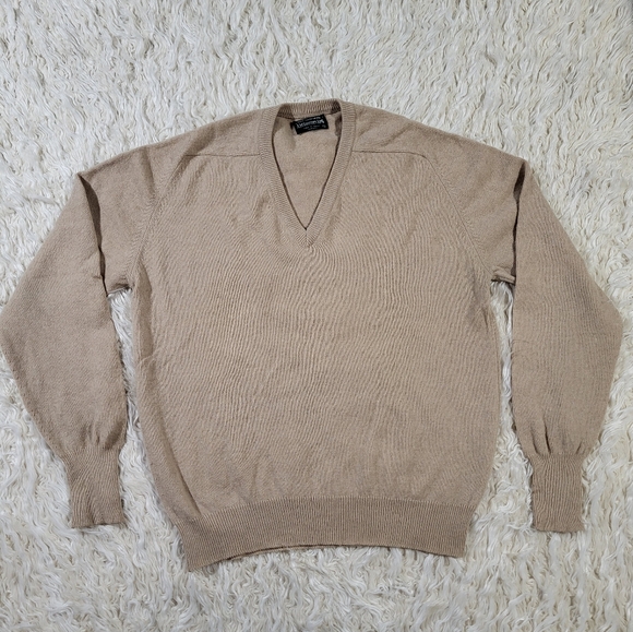 J. McInerney, Ltd. Sweaters - J. McInerney, Ltd. Lambswool V-Neck Sweater Made in Hawick Scotland Size 46